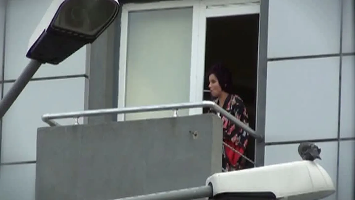 Adriana Bahmuţeanu, filmată în timp ce FUMA pe balconul spitalului