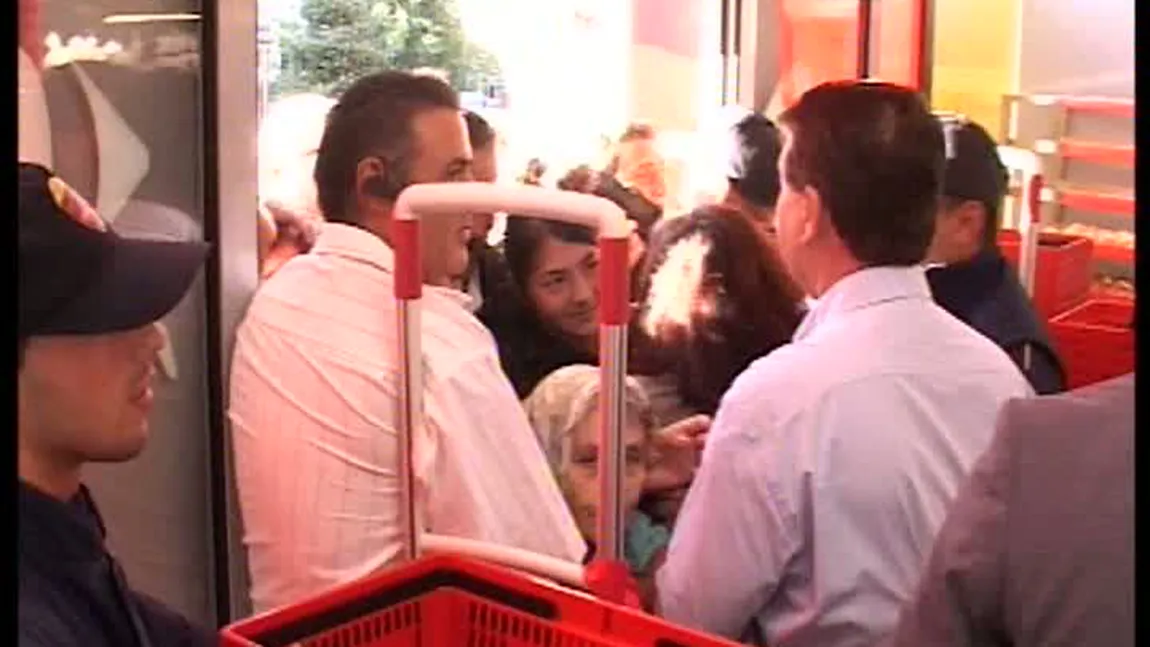 Supermarket deschis în Ocna Mureş la aproape 4 ani după ce un alt magazin a fost înghiţit de un crater