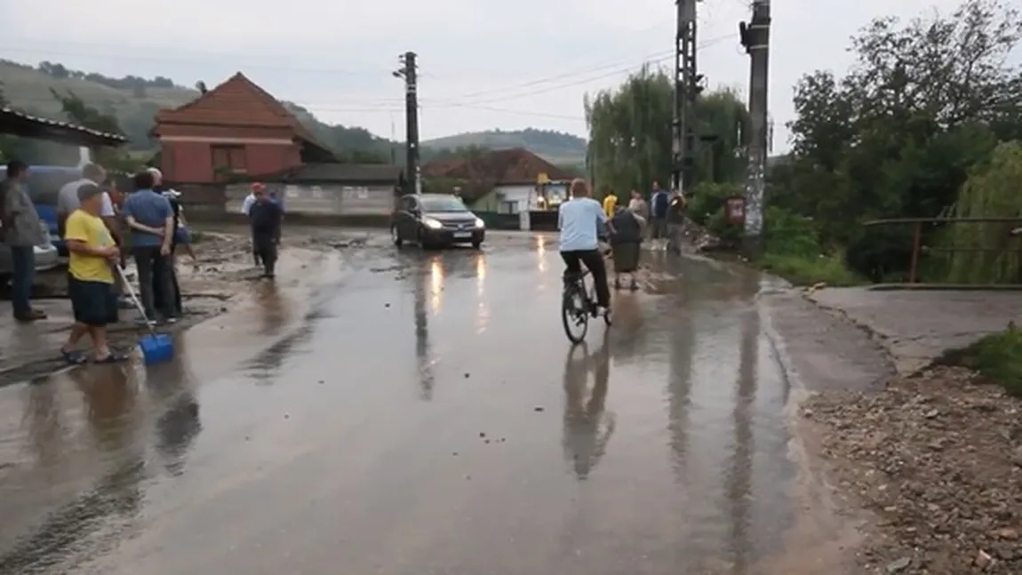 Imagini ULUITOARE într-un sat lovit de viitură! Nesimţirea unor tineri întrece orice limită VIDEO