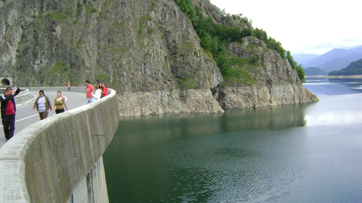 Scene CUMPLITE la barajul Vidraru. Un copil de 11 ani este în COMĂ după ce a căzut pe scările de la statuie