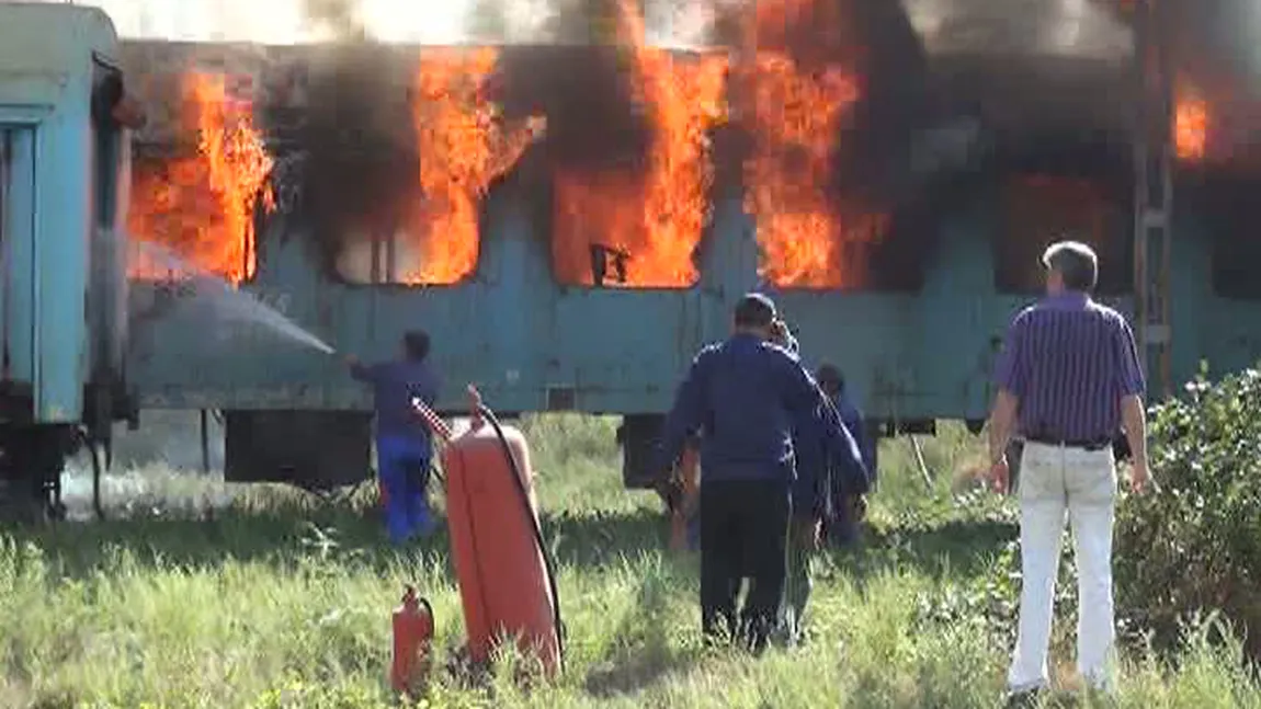 Incendiu puternic în gară. Pompierii se chinuie să stingă flăcările VIDEO