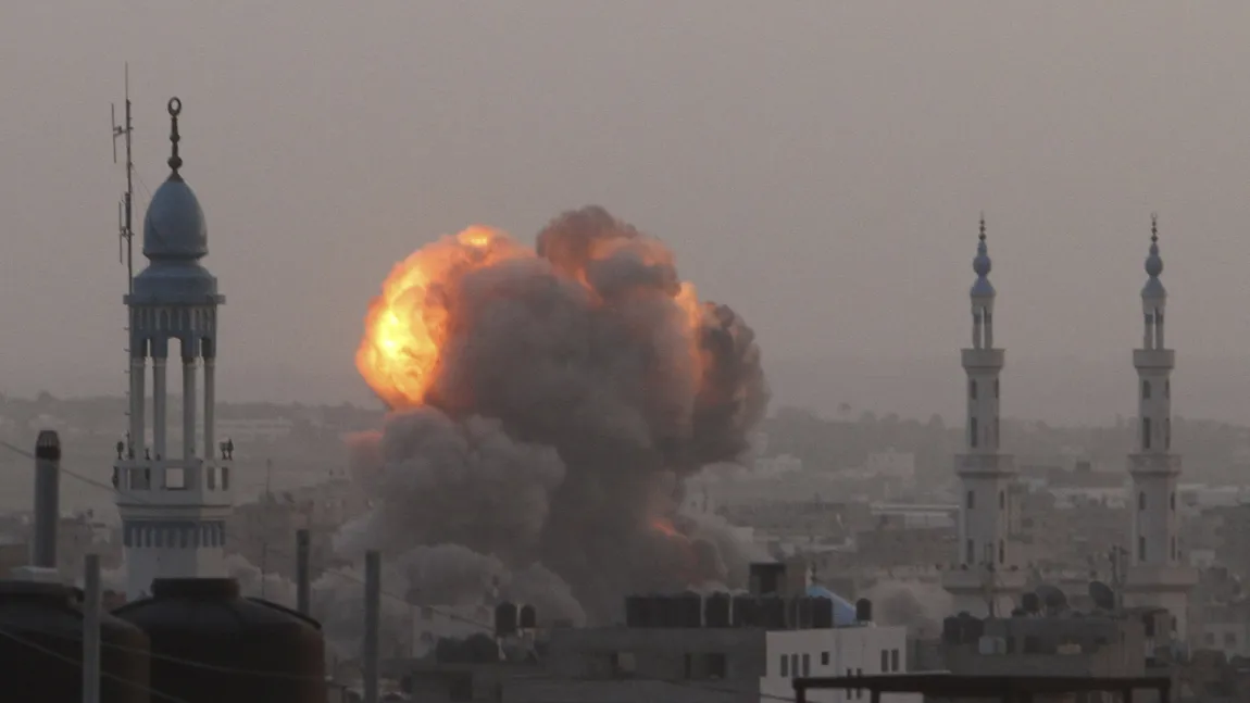 Raiduri aeriene în Gaza: 19 oameni au murit, a fost bombardat şi un cimitir