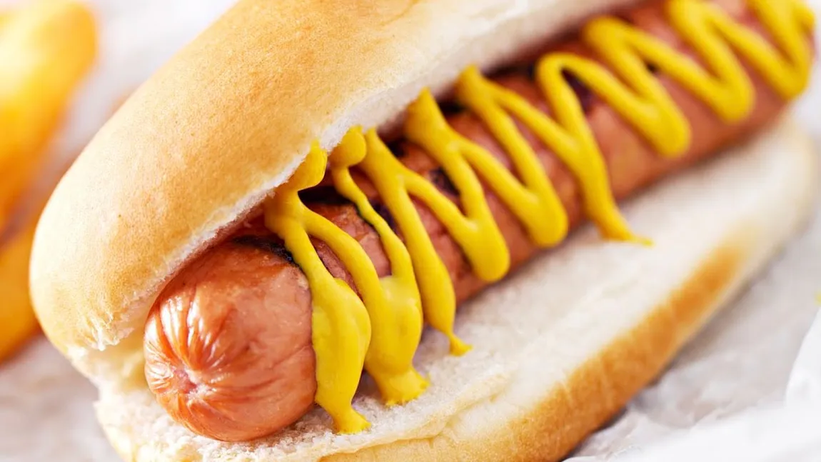 Şi-a cerut IUBITA în căsătorie într-un mod MÂNCĂCIOS: Am cumpărat 1001 HOT DOGI dintr-un motiv special