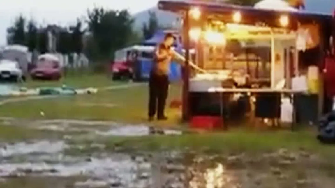 INCREDIBIL. Grătar de mici, curăţat cu o mătură spălată într-o baltă VIDEO