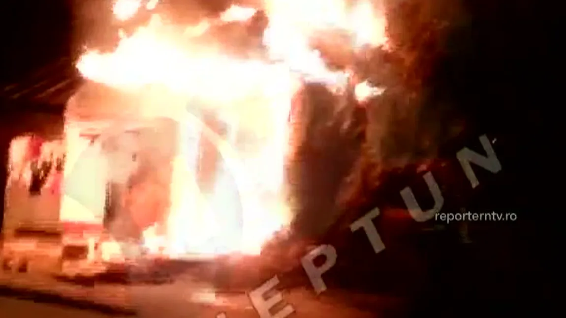 O casă din Constanţa a ars ca o torţă. Focul ar fi fost pus intenţionat VIDEO