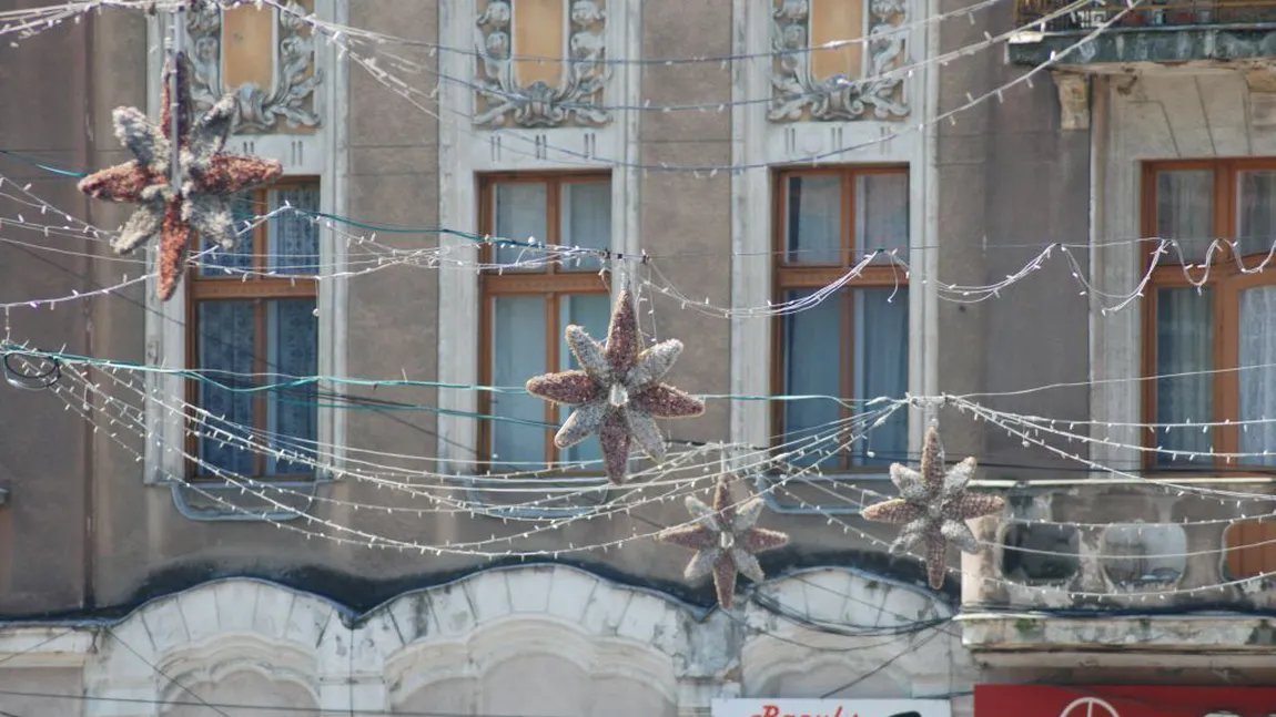 Beculeţele de Crăciun din Lugoj sunt încă pe stâlpi, în plină vară