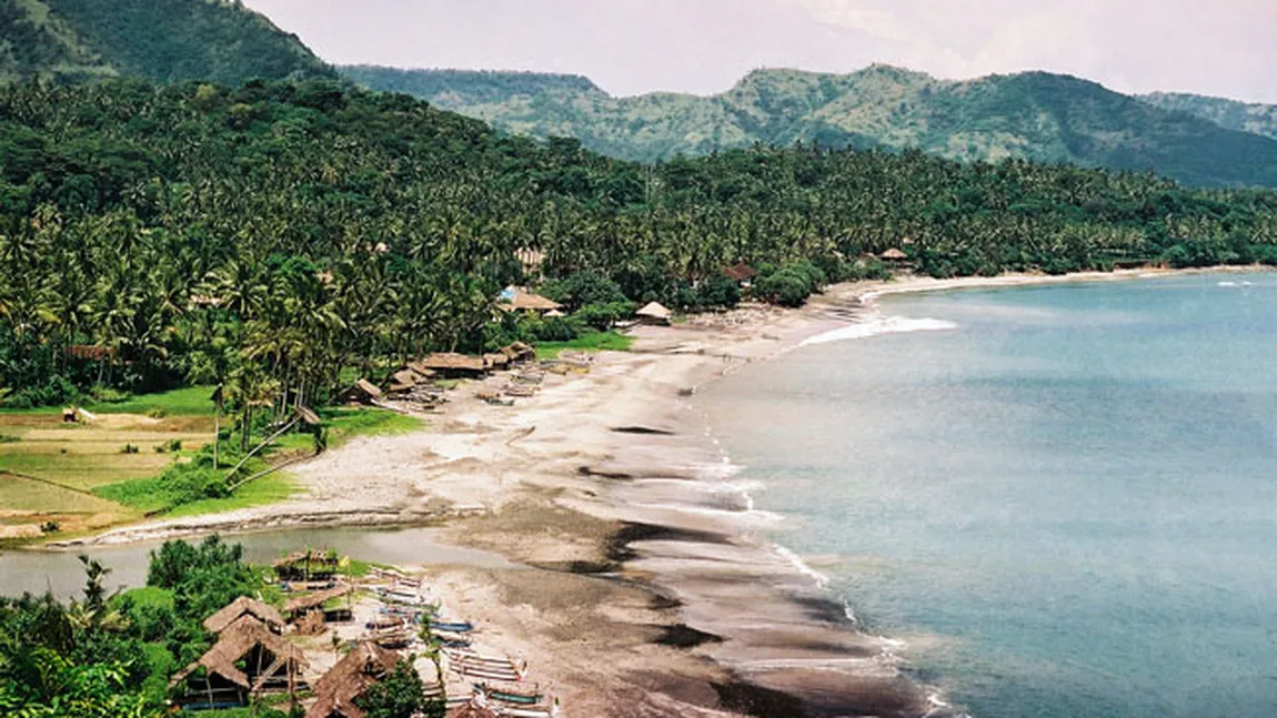 Cinci turişti indonezieni şi zece turişti străini, dispăruţi într-un naufragiu lângă insula Bali