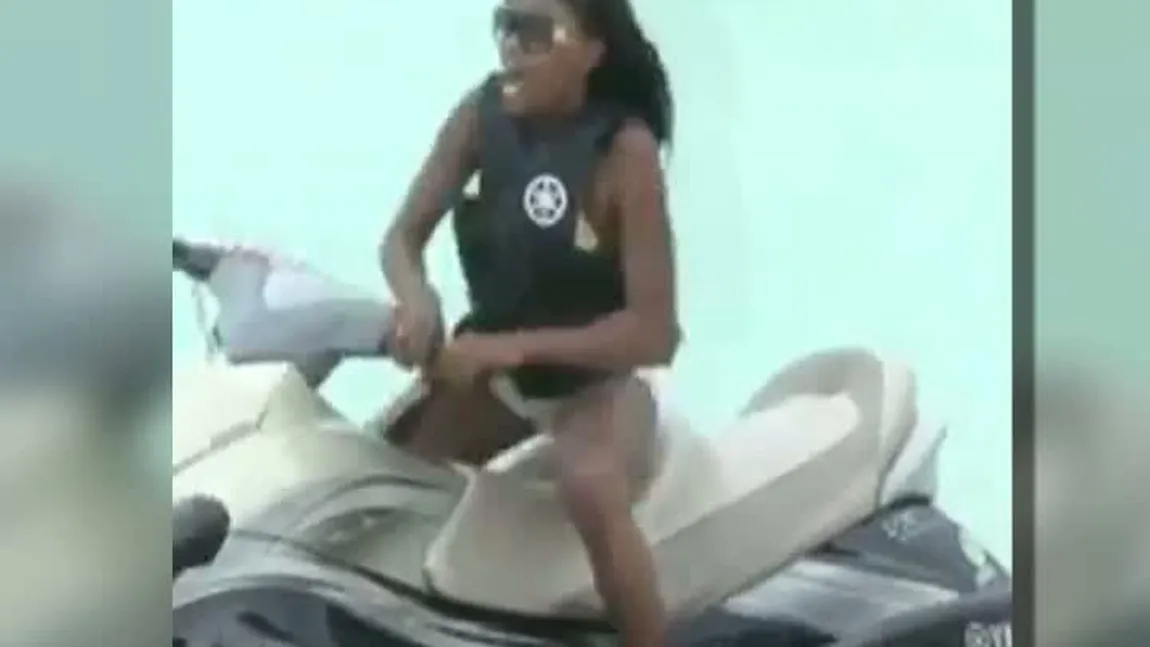 Scene incredibile surprinse pe o plajă: O tânără a fost cât pe ce să fie lovită din plin de un skijet VIDEO