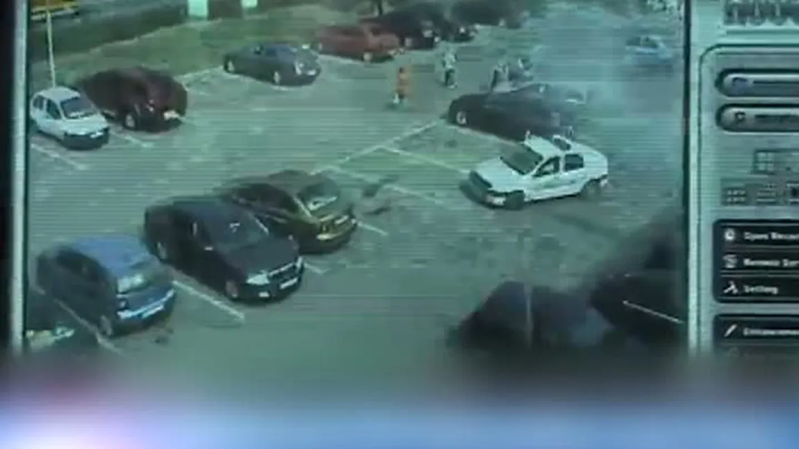 PANICĂ în parcarea unui mall. O maşină a luat foc VIDEO