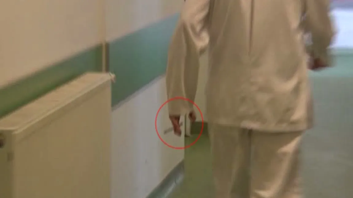 REVOLTĂTOR. Un medic fumează ţigară de la ţigară în spital, printre copii bolnavi VIDEO
