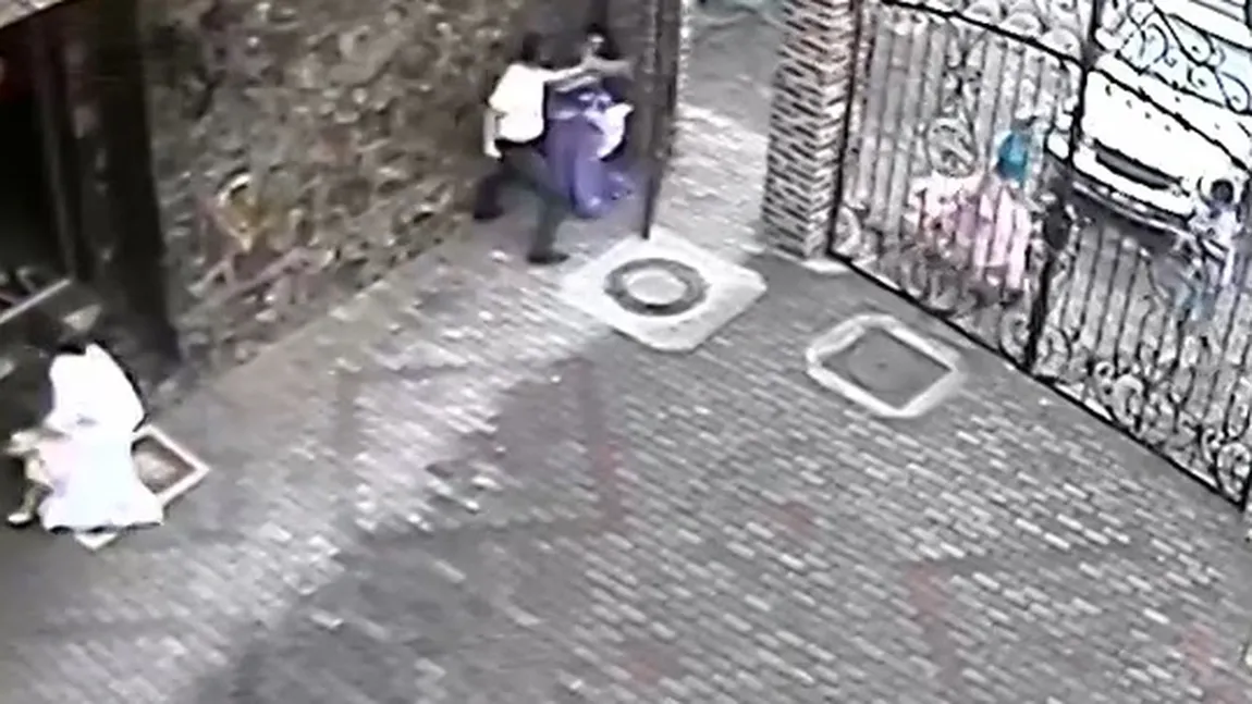 Vărul lui Marius Tucă, filmat în timp ce LOVEŞTE cu BESTIALITATE o femeie de etnie romă VIDEO