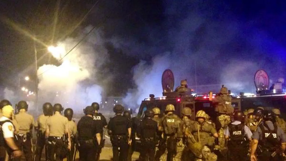 Noi proteste violente în oraşul american Ferguson. Autorităţile au decis mobilizarea gărzii naţionale
