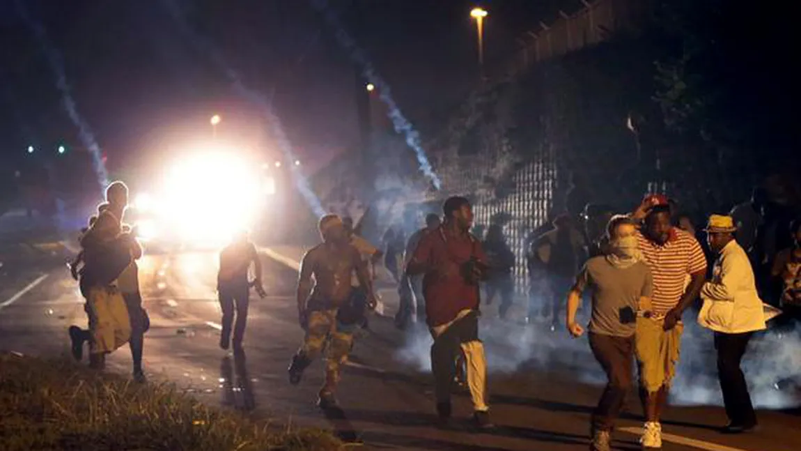 Adolescentul american ucis: Împuşcături, cocktailuri molotov şi gaze lacrimogene, în orăşelul Ferguson FOTO