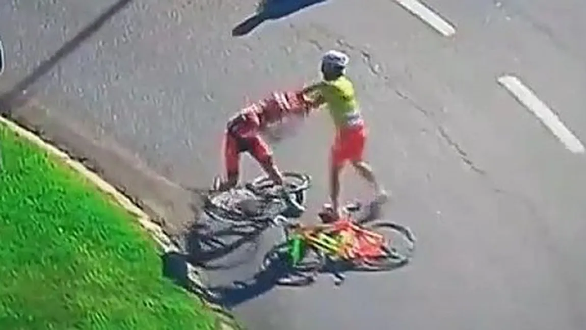 Scene INCREDIBILE în Turul Portugaliei. Doi ciclişti s-au luat la BĂTAIE pe şosea VIDEO