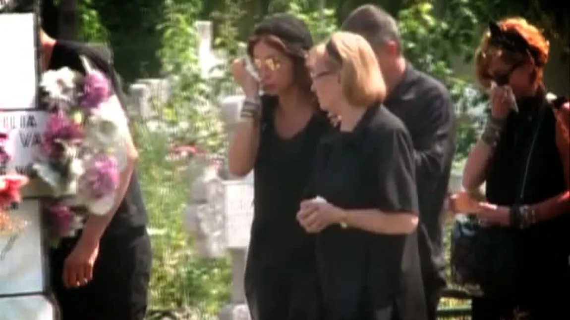 Mihaela Rădulescu, sfârşită de durere la mormântul tatălui. Dani Oţil a fost lângă ea pas cu pas VIDEO