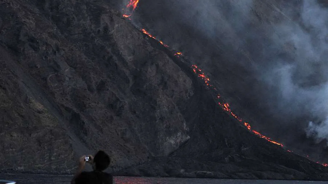 Vulcanul Stromboli a erupt din nou. IMAGINI SPECTACULOASE