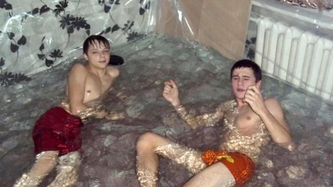 METODA INEDITĂ de a scăpa de CANICULĂ în RUSIA: PISCINA din SUFRAGERIE - GALERIE FOTO
