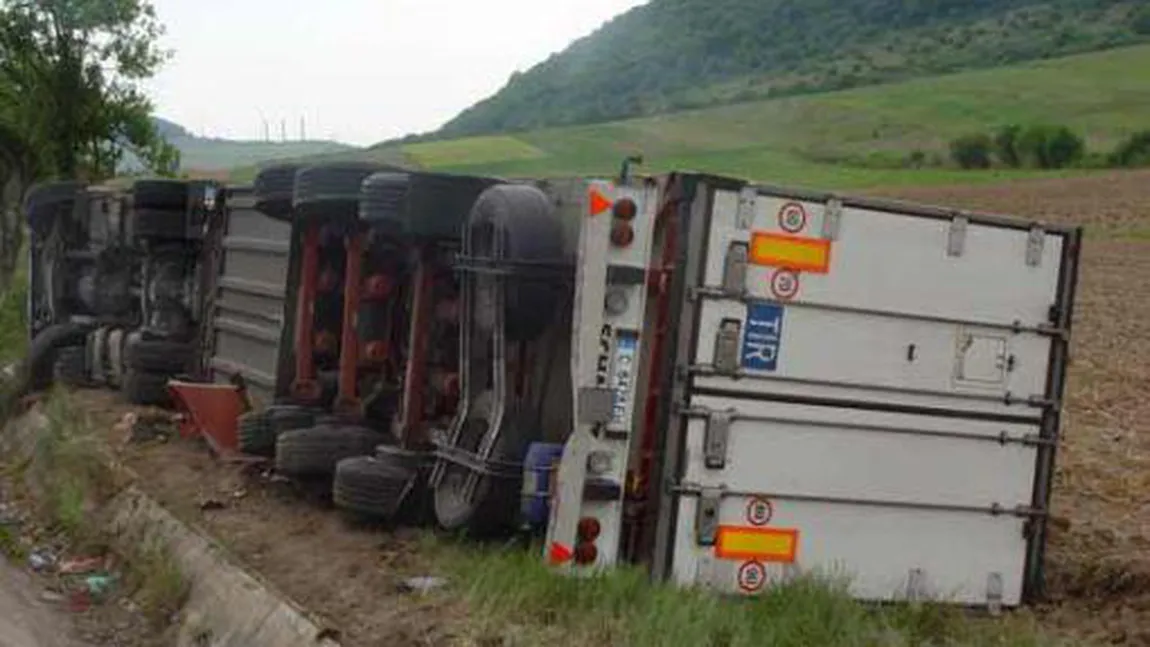 PANICĂ pe şosea. Un TIR cu STUPI DE ALBINE s-a răsturnat într-o curbă VIDEO