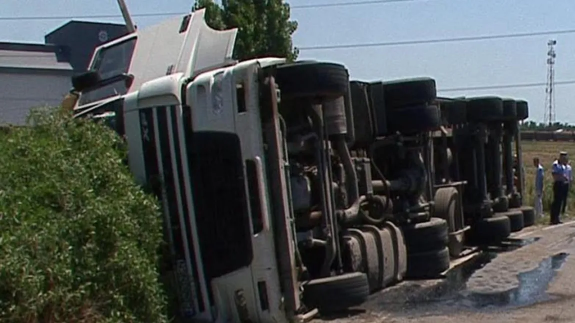 Accident în Giurgiu. Un TIR încărcat cu săpun lichid s-a răsturnat pe DN 6