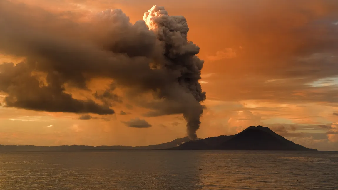 Vulcanul Tavurvur a ERUPT. Populaţia a fost EVACUATĂ. Zborurile ÎNTRERUPTE