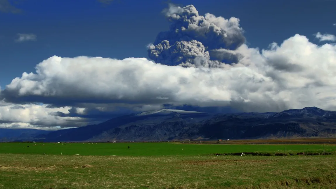 COD ROŞU de alertă pentru zboruri în Islanda, după ERUPŢIA UNUI VULCAN / VIDEO