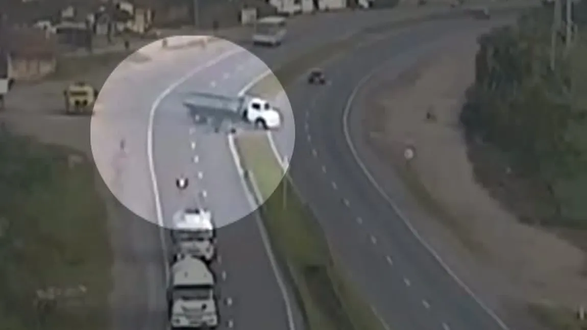 Accident incredibil: Un motociclist a scăpat cu viaţă după ce a alunecat sub un camion VIDEO