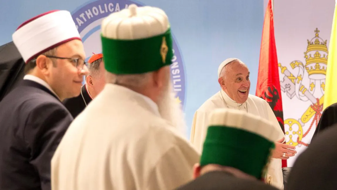 Papa Francisc le cere musulmanilor din Albania să condamne extremismul