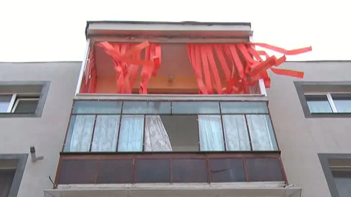 VÂNTUL puternic face ravagii. Pe litoral a fost arborat steagul roşu, la Piteşti vântul a smuls un balcon
