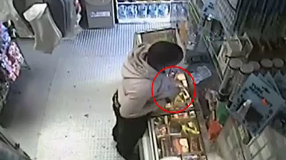 Un bărbat a jefuit un magazin cu o...banană VIDEO