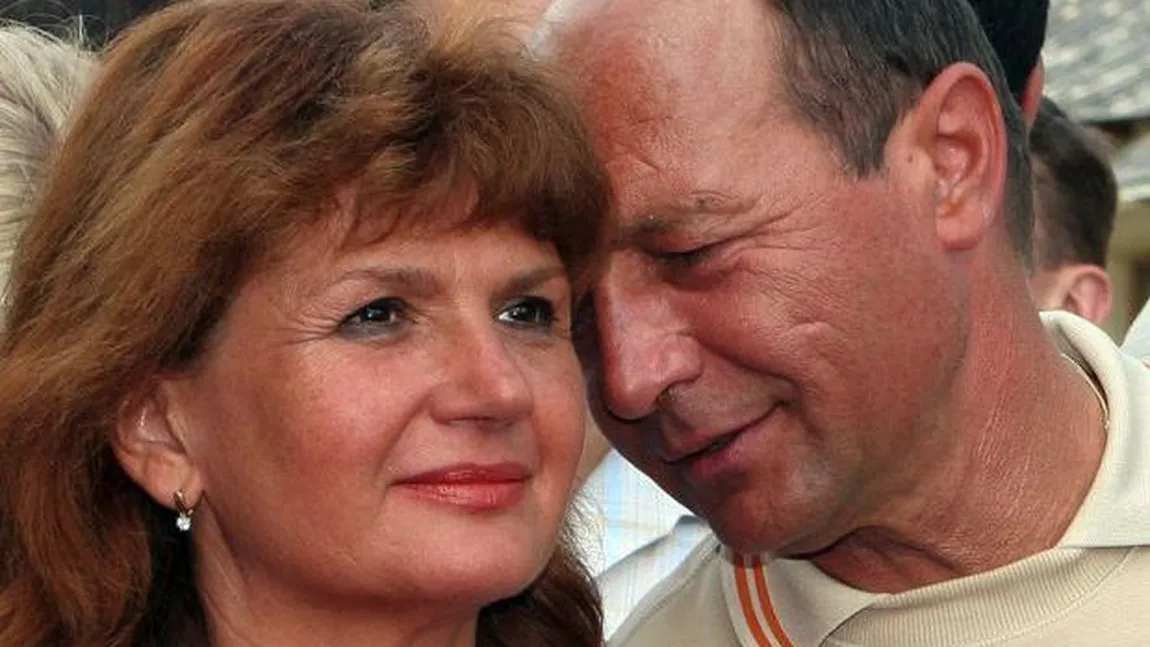 Traian Băsescu, cadou pentru Maria: Draga mea, meriţi o STATUIE pentru că eşti o soţie bună
