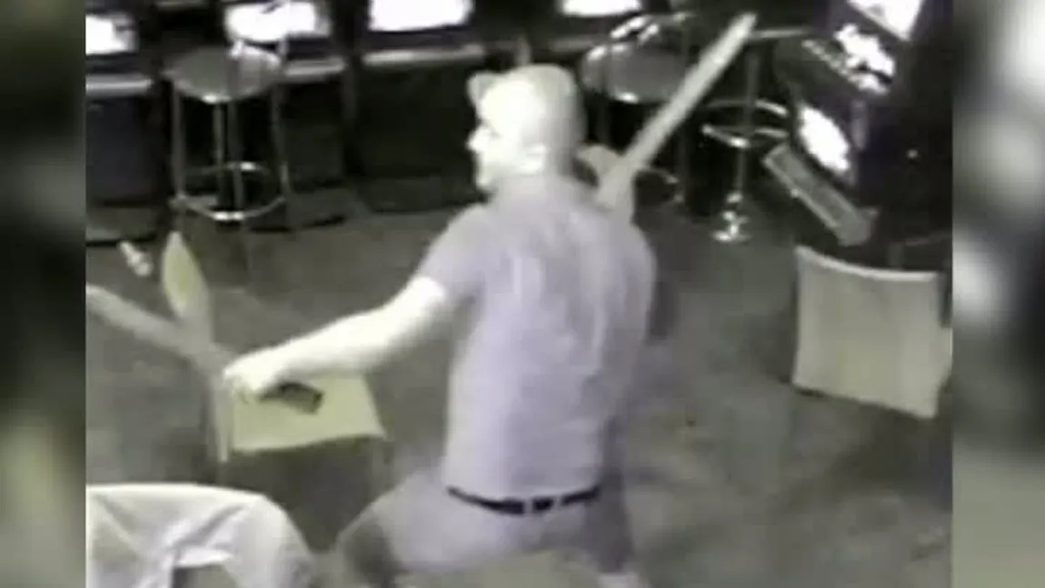 Răfuială cu săbii într-un bar din Torino. Protagoniştii, doi români