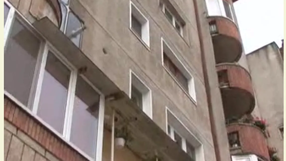 CHIN ZILNIC pentru zeci de persoane dintr-un bloc turn, construit fără LIFT VIDEO