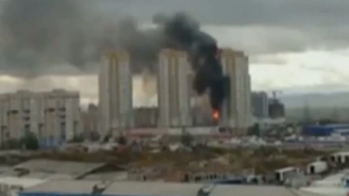 Incendiu devastator: Un bloc de locuinţe a ars ca o torţă VIDEO