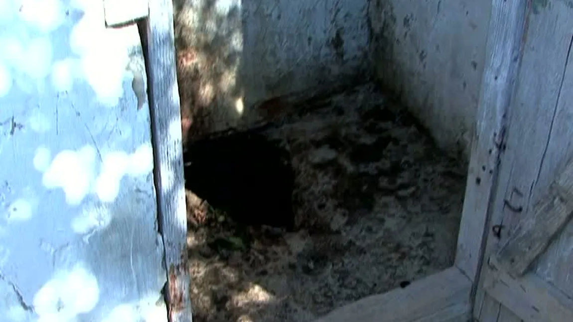 Un sat din Vaslui riscă debranşarea de la curent din cauza facturilor aruncate la WC