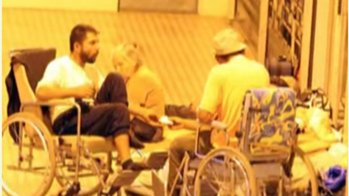 SCANDALOS. Ţigani români, surprinşi în Italia cum se prefac că sunt invalizi VIDEO