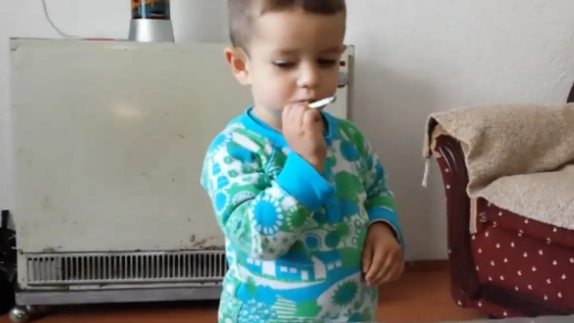 Clipul care a INDIGNAT internetul. Un copil de câţiva anişori, ÎNCURAJAT de părinţi să fumeze VIDEO