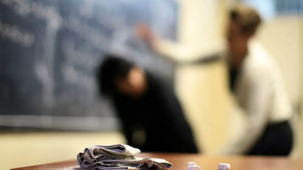 REVOLTĂTOR: Un elev a fost bătut de dirigintă până când a leşinat