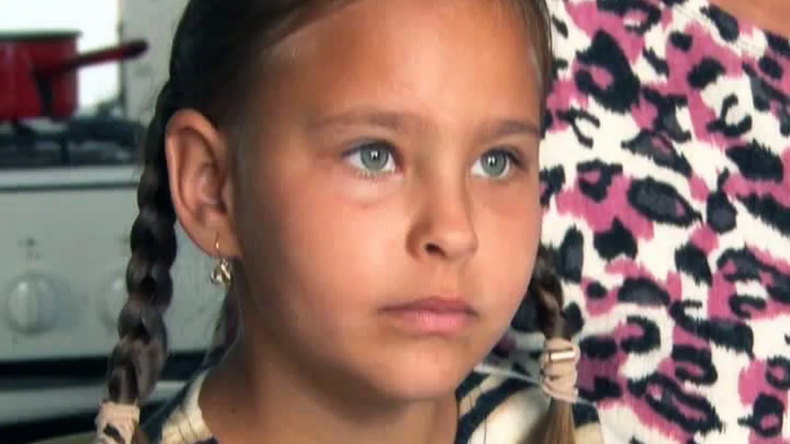 Incredibil: Fetiţa bătută de învăţătoare nu poate să se întoarcă la şcoală. Profesoara încă predă la clasă
