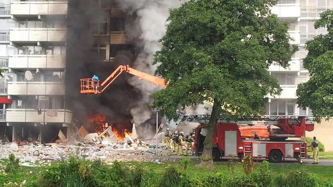 Tragedie în Olanda: Un bloc de locuinţe a luat FOC în urma unei explozii. Două persoane au murit VIDEO
