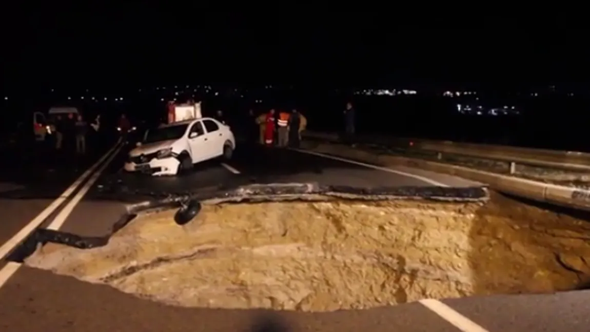 ŞASE OAMENI au murit în Crimeea, după ce şoseaua s-a surpat şi maşina a picat într-o GROAPĂ IMENSĂ VIDEO