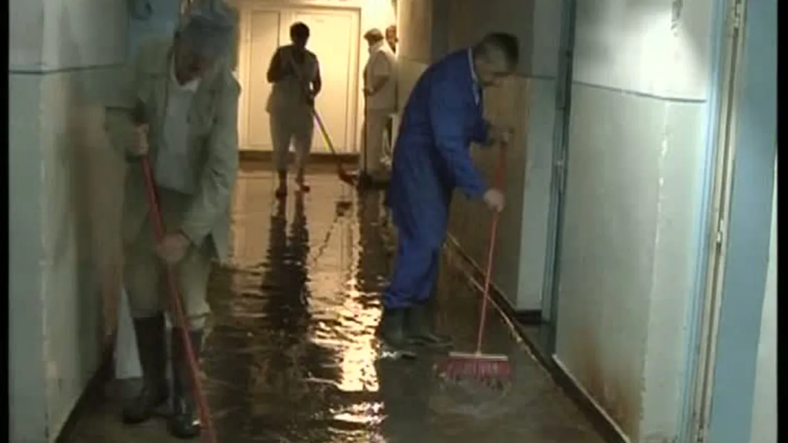 Spitalul Victor Babeş din Timişoara, inundat de apa refulată de la sistemul de canalizare al oraşului VIDEO