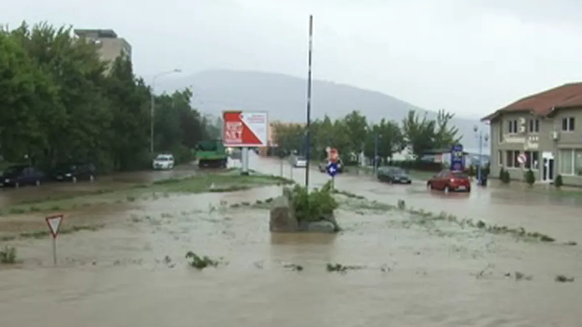 Judeţul Mehedinţi este sub ape. Un versant s-a prăbuşit peste mai multe maşini VIDEO