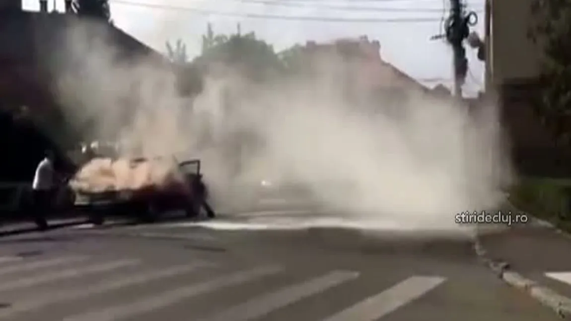 PANICĂ PE ŞOSEA. O maşină a luat foc în trafic VIDEO