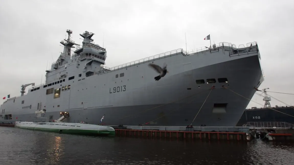 S-a RĂZGÂNDIT: Franţa SUSPENDĂ livrarea primei nave militare Mistral către Rusia