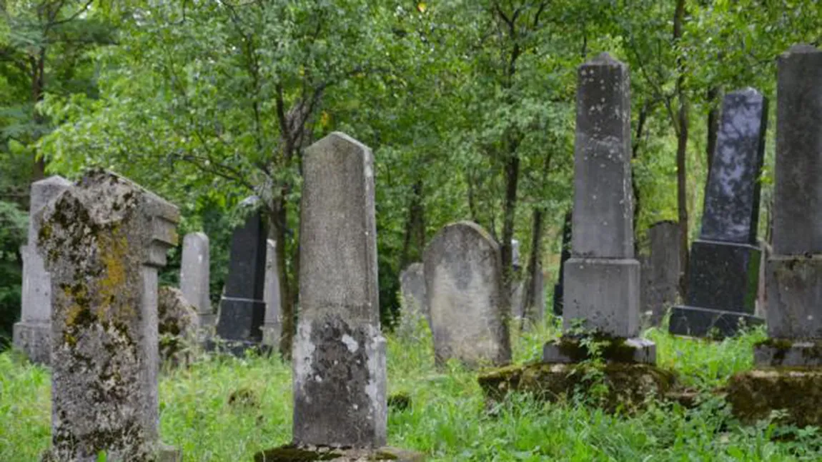 Mormânt cu puteri magice într-un cimitir din Capitală. Te scapă de vrăji şi cununii legate VIDEO