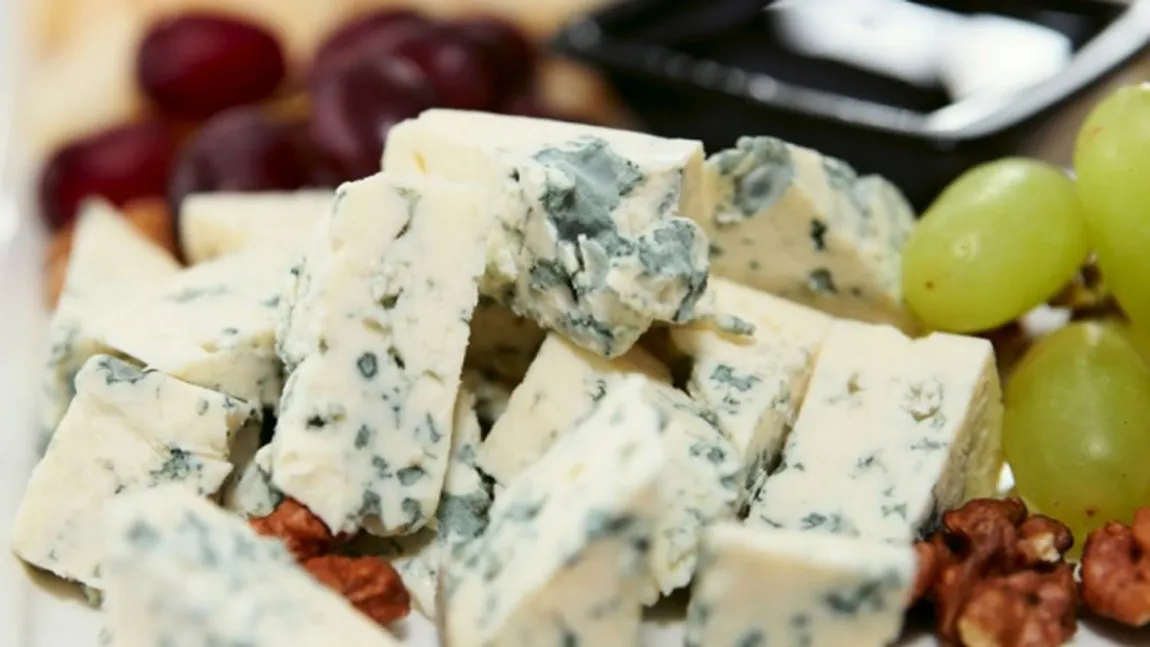 Ce se întâmplă dacă mănânci brânză cu mucegai