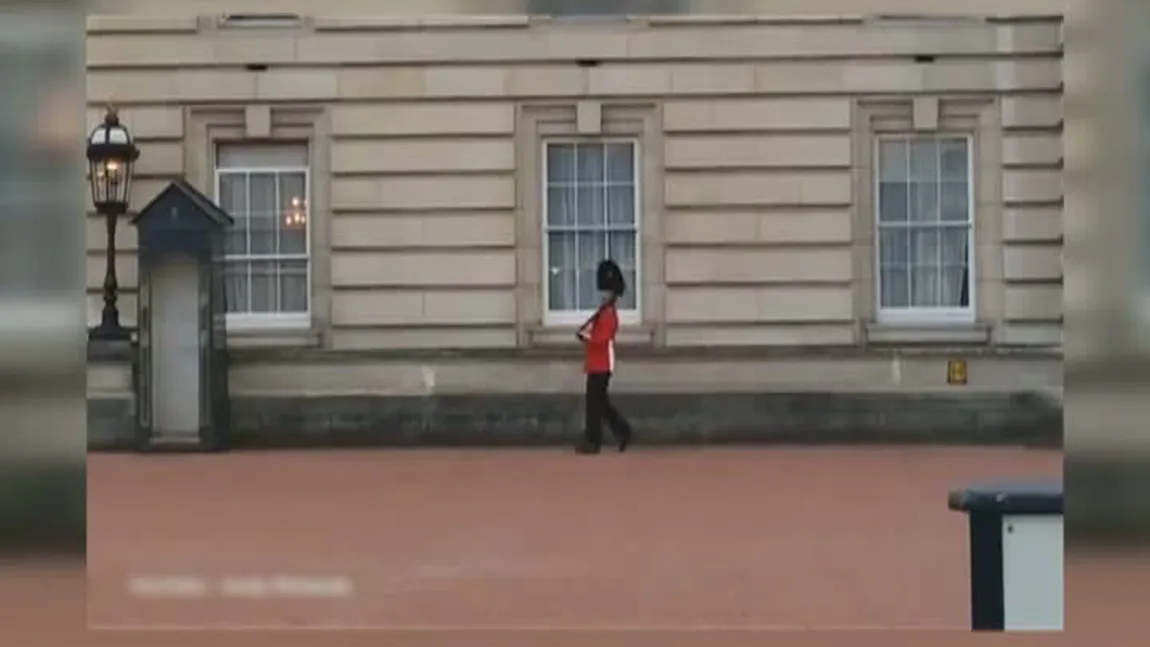 ZILE de ÎNCHISOARE pentru paşi de DANS. O santinelă de la Palatul Buckingham a fost filmată făcând asta VIDEO