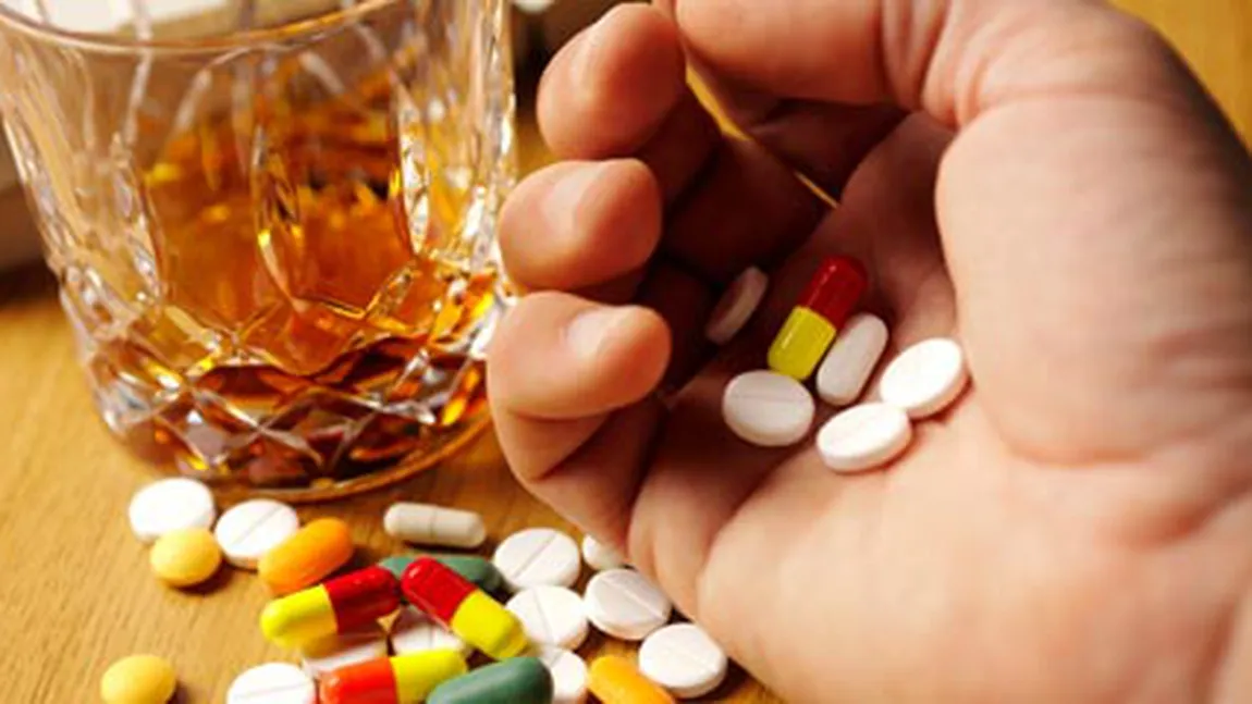 Combinaţia dintre MEDICAMENTE şi ALCOOL, extrem de PERICULOASĂ. Iată care sunt RISCURILE