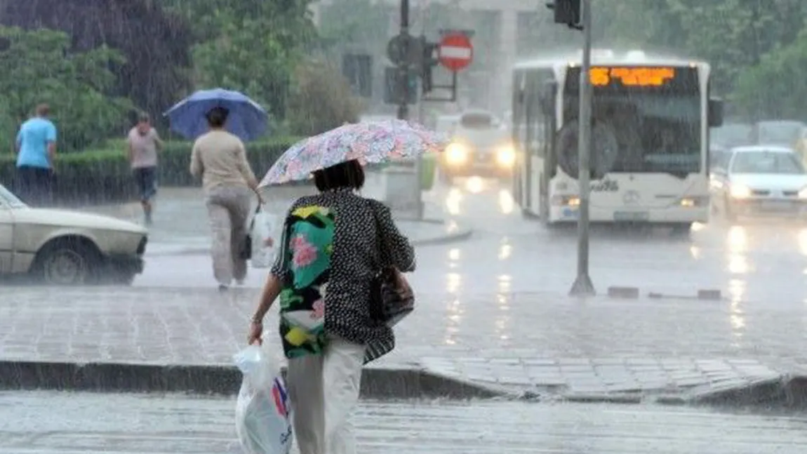 VREMEA SE RĂCEŞTE brusc. Avertizare meteo COD GALBEN DE PLOI TORENŢIALE şi GRINDINĂ