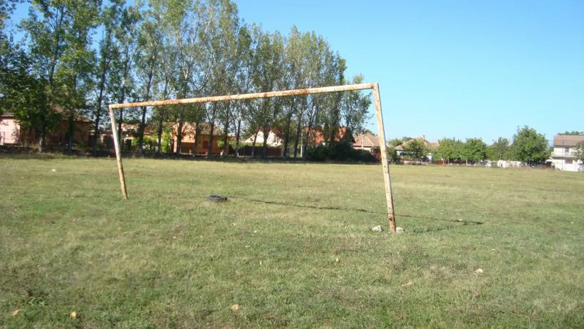 Copil în COMĂ, după ce poarta de pe un teren de fotbal i-a căzut în cap